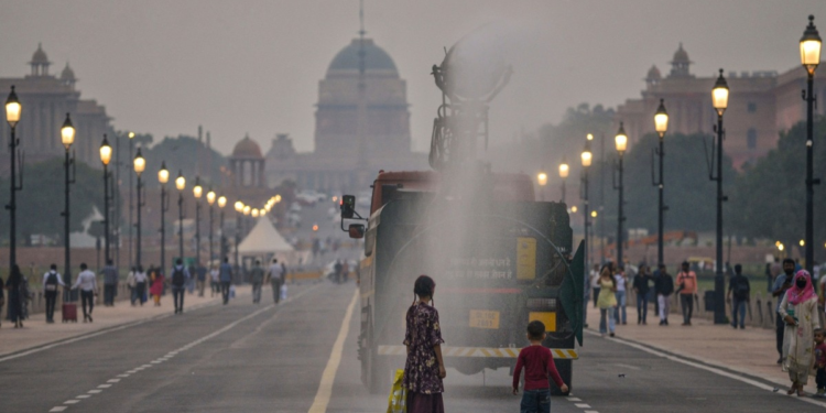 धुंध, धुआं, हवा में घुला जहर…गैस चैंबर बनी दिल्ली, बीते 10 साल में इस साल सबसे खराब हवा, ये क्याें हो रहा है? 