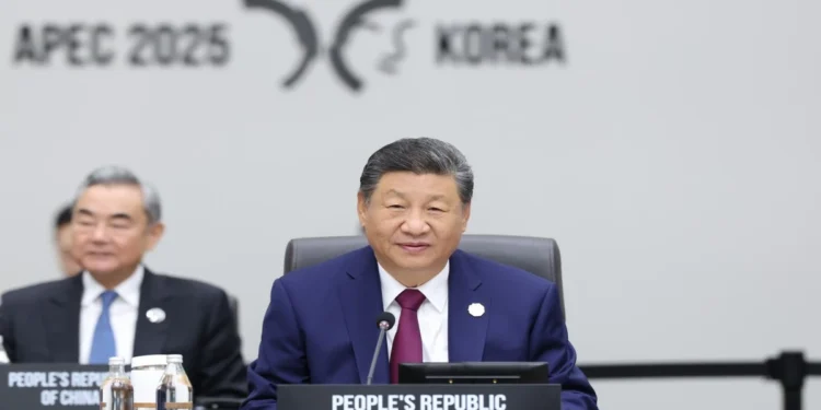 APEC में चीन की धमक: अमेरिका की गैरमौजूदगी, शी जिनपिंग के इर्द-गिर्द घूम रही विश्व राजनीति।