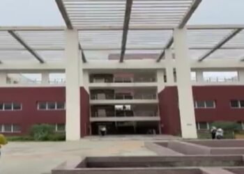 MCU भोपाल में हादसा… क्लास से निकलते ही पांव फिसला, थर्ड फ्लोर से नीचे गिरा छात्र