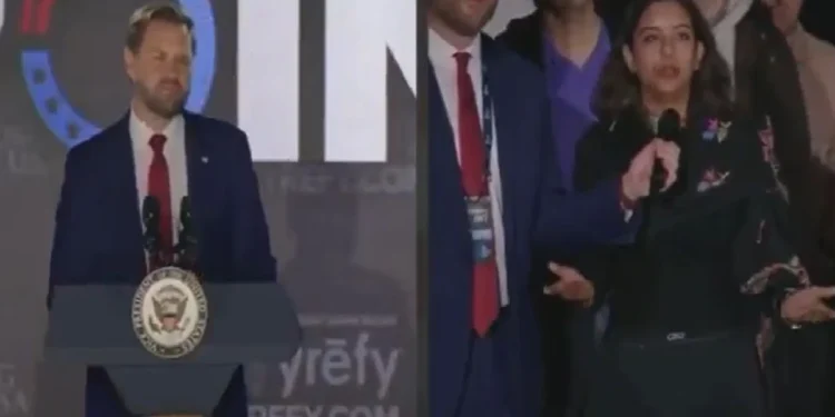 PM Modi का अपमान करने वाले अमेरिका की जड़ें हिला आई ये ये भारतीय महिला, AAP बोली- प्रजातंत्र इसे कहते हैं