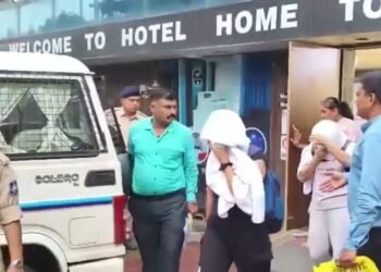 सूरत में सेक्स रैकेट का भंडाफोड़, युगांडा और थाईलैंड की लड़कियों से कराया जाता था देह व्यापार… 4 गिरफ्तार