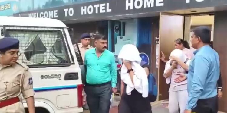 सूरत में सेक्स रैकेट का भंडाफोड़, युगांडा और थाईलैंड की लड़कियों से कराया जाता था देह व्यापार… 4 गिरफ्तार