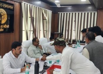 ‘इतने जूते मारूंगा कि गंजे हो जाओगे…’, बांदा में SDM ने लेखपाल को दी धमकी, ADM ने दिए जांच के आदेश