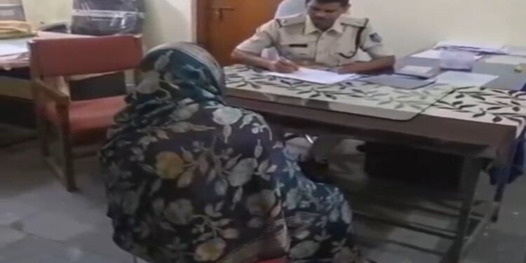 50 साल के समधी पर आया महिला का दिल, पति और दो बच्चों को छोड़कर घर से हुई फुर्र