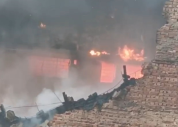 दिल्ली: वजीरपुर की बर्तन फैक्ट्री में भीषण आग, फायर ब्रिगेड की 9 गाड़ियां मौके पर जुटीं