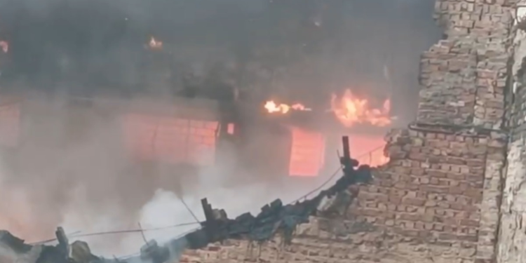 दिल्ली: वजीरपुर की बर्तन फैक्ट्री में भीषण आग, फायर ब्रिगेड की 9 गाड़ियां मौके पर जुटीं