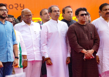 ‘वोट चोरी’ को लेकर मुंबई में MVA का प्रोटेस्ट मार्च, एक मंच पर उद्धव-शरद पवार, राज ठाकरे बोले- फर्जी वोटर दिखते ही करो इलाज