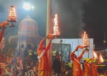 प्रयागराज में देवउठनी एकादशी का दिव्य नजारा… हजारों दीयों से जगमगाया बलुआ घाट, महिला क्रिकेट टीम की जीत की कामना में महाआरती