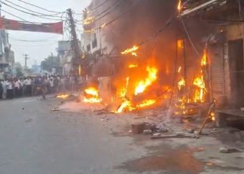 गाजियाबाद: मुरादनगर के इलेक्ट्रॉनिक्स शोरूम में लगी भीषण आग, लाखों का हुआ नुकसान