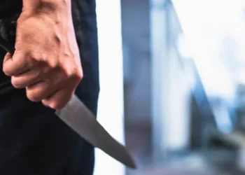 ब्रिटेन में ट्रेन के अंदर चाकू से हमला करने के मामले में दो लोग गिरफ्तार, 10 लोग अस्पताल में भर्ती