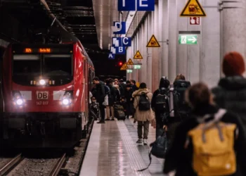 London Train Mass Stabbing । लंदन ट्रेन में सामूहिक चाकूबाजी से दहशत, PM ने की निंदा