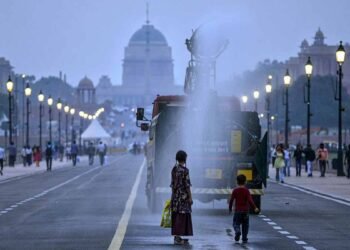 घुट रही सांस, राहत की नहीं आस… दिल्ली-NCR के आसमान में क्यों टिक गया जहरीला स्मॉग?