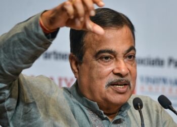 ‘तुम्हें ठेकेदार से हफ्ता मिल रहा क्या?’ MP में हाईवे की बदहाली, खुद भुगता दर्द तो अफसरों पर भड़के गडकरी