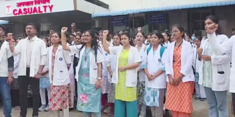 डॉ. संपदा मुंडे को न्याय दिलाने की मांग तेज, संभाजीनगर में रेजिडेंट डॉक्टरों की हड़ताल, OPD सेवाएं बंद