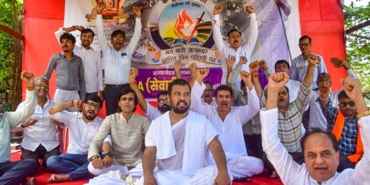 ‘एक लाख कबूतरों की मौत हो चुकी…’, दादर कबूतरखाना बंद करने के विरोध में जैन मुनि का मुंबई में अनशन