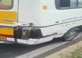 हाइवे पर पंक्चर हुई एंबुलेंस, स्टेपनी की पता नहीं…मरीज ने तड़पकर तोड़ा दम