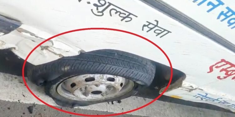 MP में सरकारी एंबुलेंस का टायर बीच रास्ते में हुआ पंचर, एक घंटे तक नहीं मिली स्टेपनी, मरीज ने तोड़ा दम
