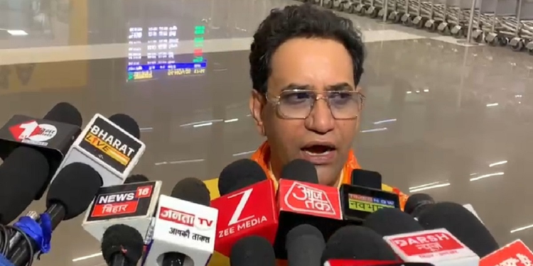 राहुल गांधी और खेसारी यादव पर ये क्या बोल गए BJP नेता निरहुआ, दिलाने लगे जंगल राज की याद