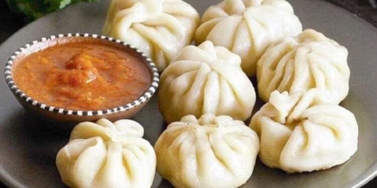 मोमोज में जायका बढ़ाने के लिए डालते थे केमिकल की ओवरडोज… इंदौर प्रशासन ने अवैध प्लांट पर जड़ा ताला