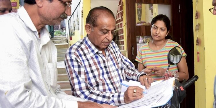 MP: चुनाव आयोग ने 55 जिलों में SIR अभियान किया शुरू, कांग्रेस भड़की; बोली- EC बना BJP की कठपुतली