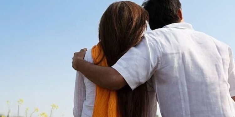 तीन बच्चों की मां पर चढ़ा इश्क का बुखार, सुबह कमाने गया पति शाम को घर पहुंचा तो प्रेमी के साथ हो चुकी थी फरार