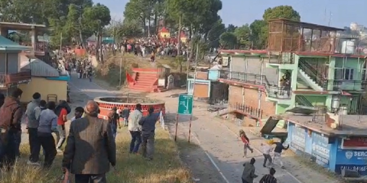 हिमाचल के इस मेले में जमकर चलते हैं पत्थर, घायल होने पर शुभ मानते हैं लोग, जानें 300 साल पुरानी इसकी कहानी