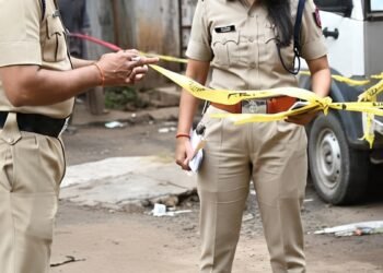 लड़की की जलकर मौत, कुछ दूर पर फंदे से लटका मिला युवक, तार जोड़ने में जुटी पुलिस