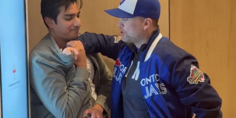 Toronto के मैकडॉनल्ड्स में भारतीय मूल के व्यक्ति पर हमला, वीडियो वायरल