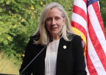 डेमोक्रेट Abigail Spanberger ने वर्जीनिया में इतिहास रचा, बनीं पहली महिला गवर्नर, ट्रंप के लिए खतरा?