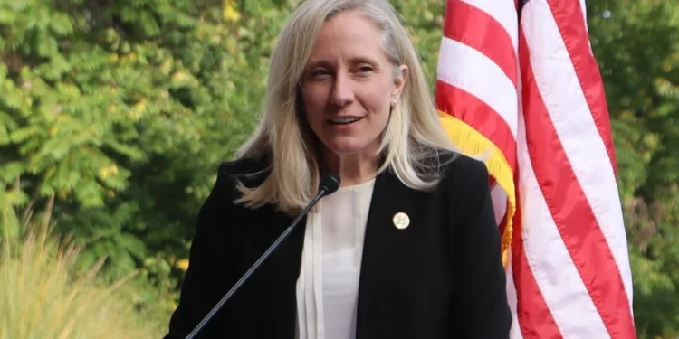 डेमोक्रेट Abigail Spanberger ने वर्जीनिया में इतिहास रचा, बनीं पहली महिला गवर्नर, ट्रंप के लिए खतरा?