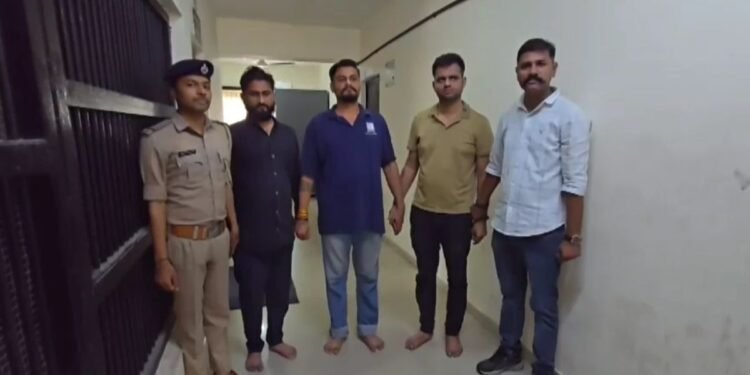 महिला को ब्लैकमेल कर मांगे 10 करोड़, पांच लाख वसूल भी लिए… तस्वीरें वायरल करने की दी धमकी