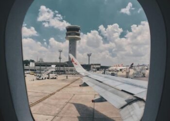 ATC सॉफ्टवेयर ग्लिच के बाद दिल्ली एयरपोर्ट पर 300 फ्लाइट्स लेट, पार्किंग की समस्या से जूझ रहीं एयरलाइंस