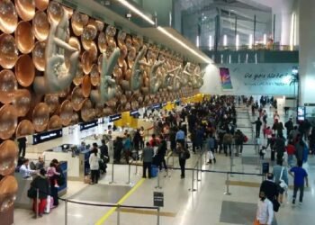 दिल्ली एयरपोर्ट से नहीं उड़ान भर पा रहीं फ्लाइट्स, ATC सिस्टम में तकनीकी खराबी, 100 उड़ानों में देरी
