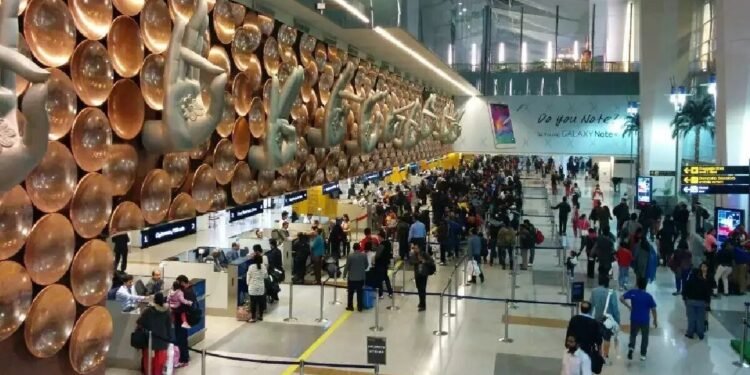 दिल्ली एयरपोर्ट से नहीं उड़ान भर पा रहीं फ्लाइट्स, ATC सिस्टम में तकनीकी खराबी, 100 उड़ानों में देरी