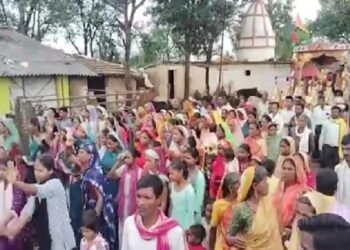 बैंड बाजा बारात… स्कूल टीचर का ऐसा रिटायरमेंट, गांव वालों ने रथ पर बैठाकर घुमाया, VIDEO