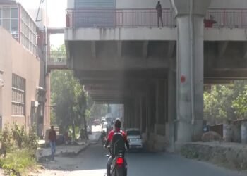 गजब है MP! मेट्रो स्टेशन बनने के बाद पता चला कि ऊंचाई है कम, फिर लगाया गया ये जुगाड़