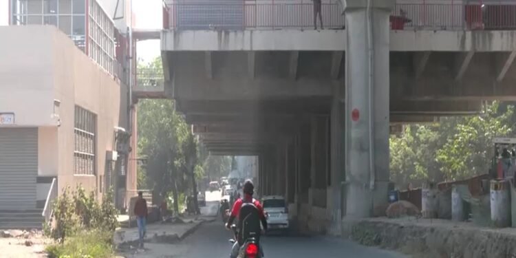 गजब है MP! मेट्रो स्टेशन बनने के बाद पता चला कि ऊंचाई है कम, फिर लगाया गया ये जुगाड़