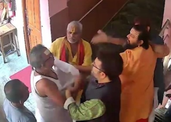 गरीबनाथ मंदिर में धर्म की मर्यादा टूटी! पुजारियों में जमकर मारपीट, CCTV में कैद हुआ बवाल