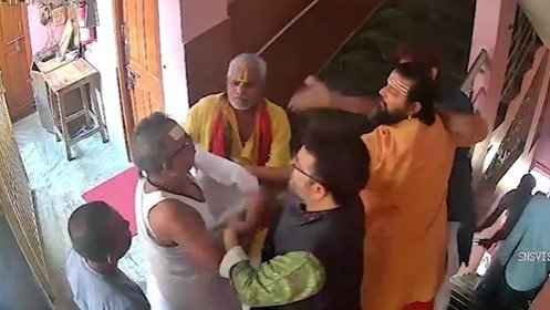 गरीबनाथ मंदिर में धर्म की मर्यादा टूटी! पुजारियों में जमकर मारपीट, CCTV में कैद हुआ बवाल