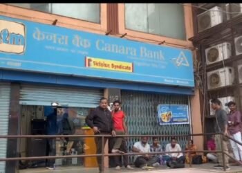 MP के गुना में बैंक की मनमानी! गरीब परिवार बेघर, पीएम आवास की सब्सिडी हड़पने पर भड़का विरोध