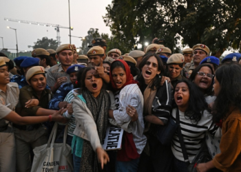 रेड जोन में दिल्ली! प्रदूषण के खिलाफ इंडिया गेट पर प्रदर्शन, कई लोग हिरासत में