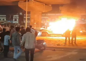 बिहार: गोपालगंज में सड़क हादसे के बाद बवाल, गुस्साए लोगों ने पुलिस की गाड़ी फूंकी