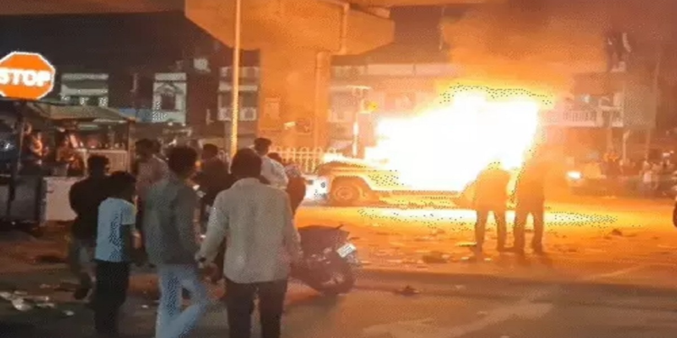 बिहार: गोपालगंज में सड़क हादसे के बाद बवाल, गुस्साए लोगों ने पुलिस की गाड़ी फूंकी
