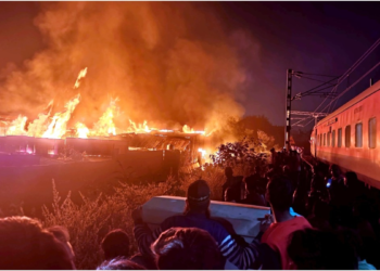 भोपाल के पुराने लकड़ी मार्केट में भीषण अग्निकांड, करोड़ों का माल जलकर खाक, आग बुझाने में लगे 4 घंटे