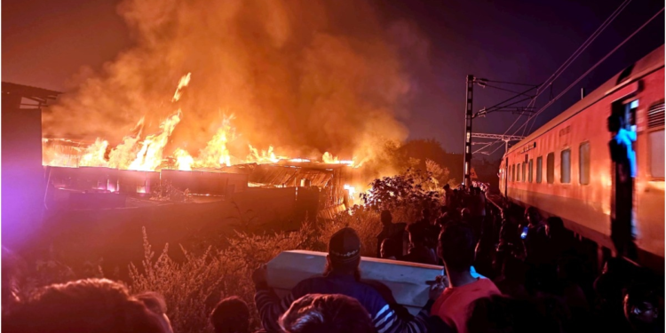 भोपाल के पुराने लकड़ी मार्केट में भीषण अग्निकांड, करोड़ों का माल जलकर खाक, आग बुझाने में लगे 4 घंटे