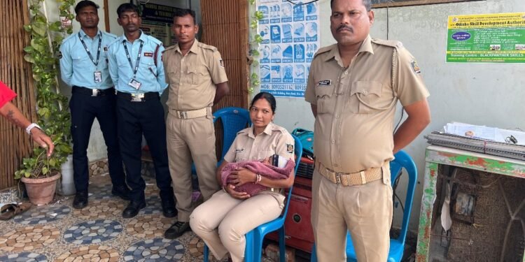ओडिशा में महिला कांस्टेबल की ममता ने जीता दिल… परीक्षा देने आई महिला के बच्चे को दूध पिलाया