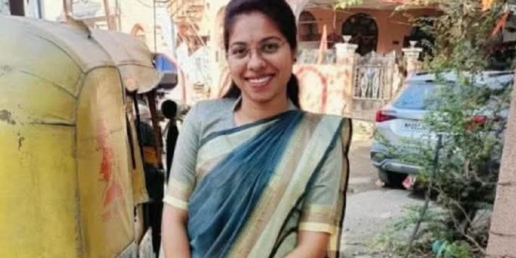 Success Story: जिस समाज में बेटियों को पढ़ने से रोका गया, उसी समाज की बेटी ने DSP बन पेश की मिसाल