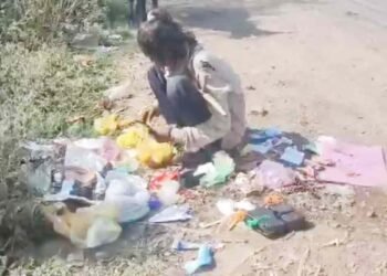 कूड़े में खाना तलाशती दिखी मासूम बच्ची , झकझोर देगा विदिशा से वायरल हुआ ये वीडियो