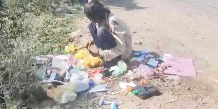 कूड़े में खाना तलाशती दिखी मासूम बच्ची , झकझोर देगा विदिशा से वायरल हुआ ये वीडियो