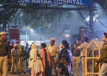 लालकिला ब्लास्ट के बाद LNJP अस्पताल के बाहर चीख-पुकार, परिजनों ने लगाई गुहार